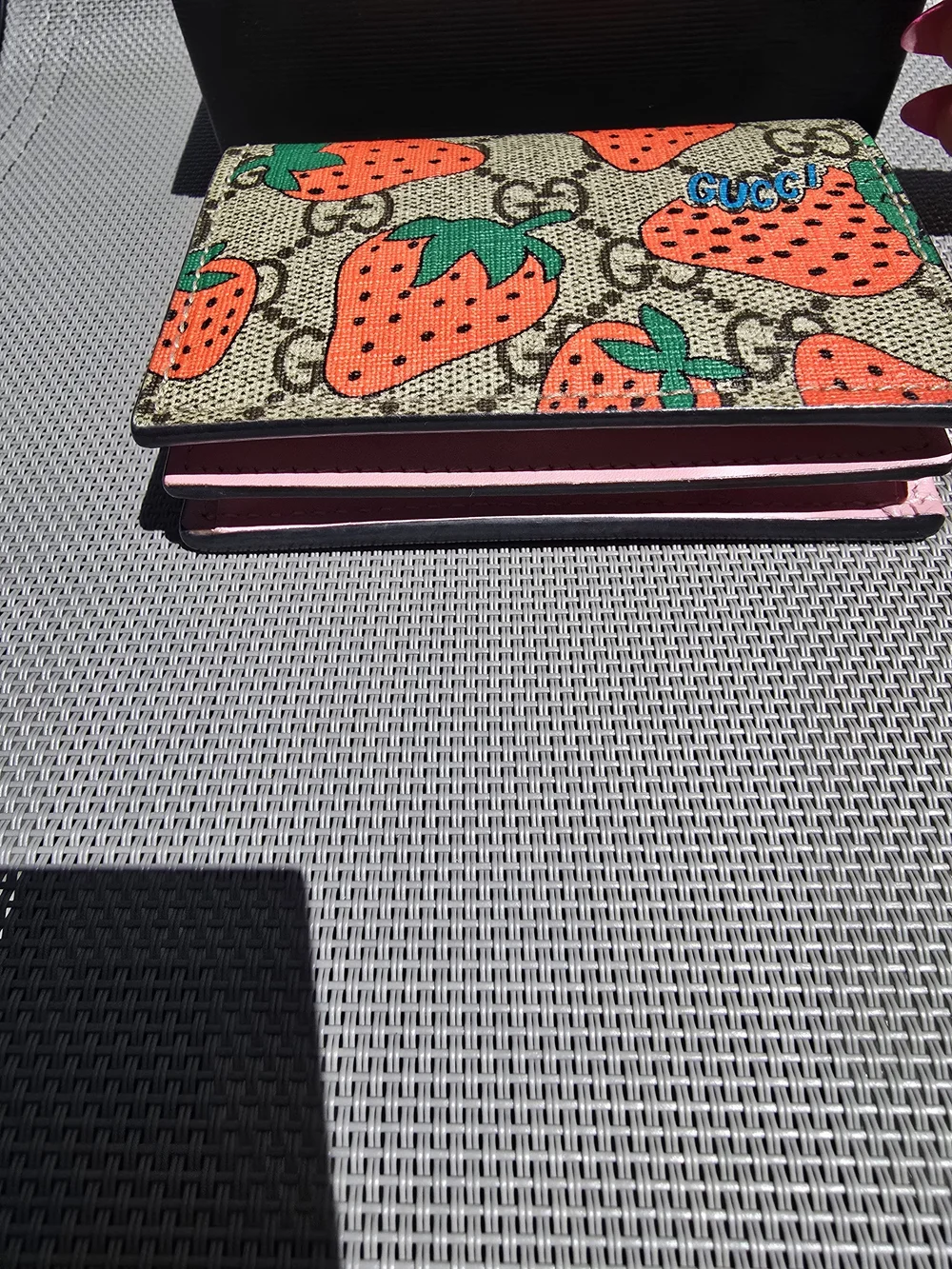 💯 Authentic Gucci Strawberry GG Supreme Bifol Card Case/Wallet - Picture 11 of 12